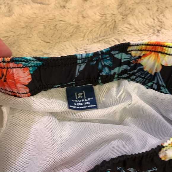 Gently worn Mens Swim Trunks Large (36-38) - Picture 3 of 4